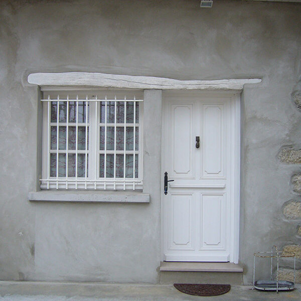 Menuiserie extérieure en bois exotique peint